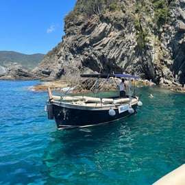 Vernazza - Cinque Terre: Passeio de barco ao pôr do sol com aperitivo