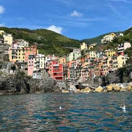 Vernazza – Cinque Terre: naplementés hajótúra aperitivóval