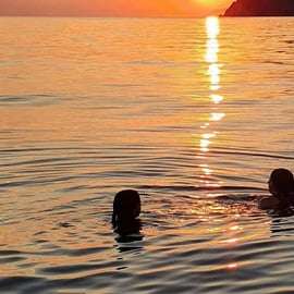 Manarola: Cinque Terre sunset cruise with aperitif on board