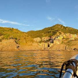 Manarola: Cinque Terre sunset cruise with aperitif on board