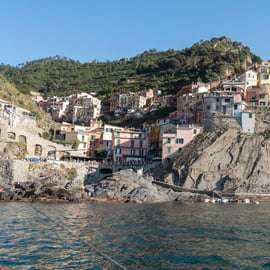 Monterosso: Cinque Terre hajókirándulás aperitivóval és fürdőzéssel
