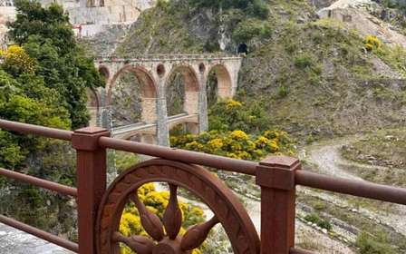 Tour durch die Marmorsteinbrüche von Carrara mit leichtem Mittagessen und Lardo IGP