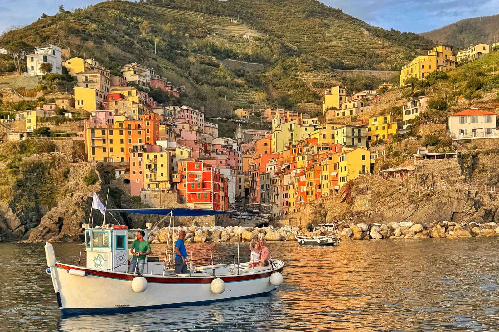 Cinque Terre Sunset Boat Tour na tradycyjnym liguryjskim gozzo