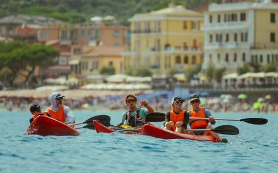 From Monterosso to Vernazza: Guided Cinque Terre Kayak Tour