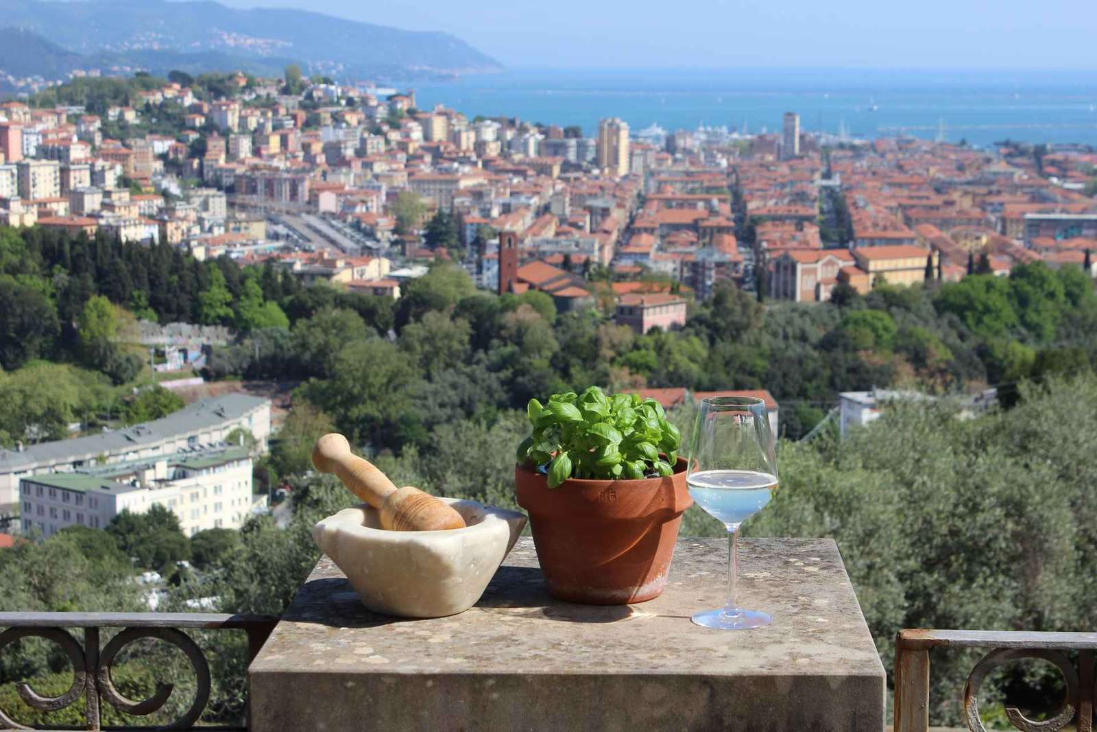 La Spezia: Ligurian wine tasting and authentic pesto class