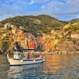 Cinque Terre Sunset Boat Tour na tradycyjnym liguryjskim gozzo