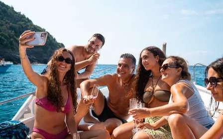 Riomaggiore: Guided Boat Tour around Cinque Terre