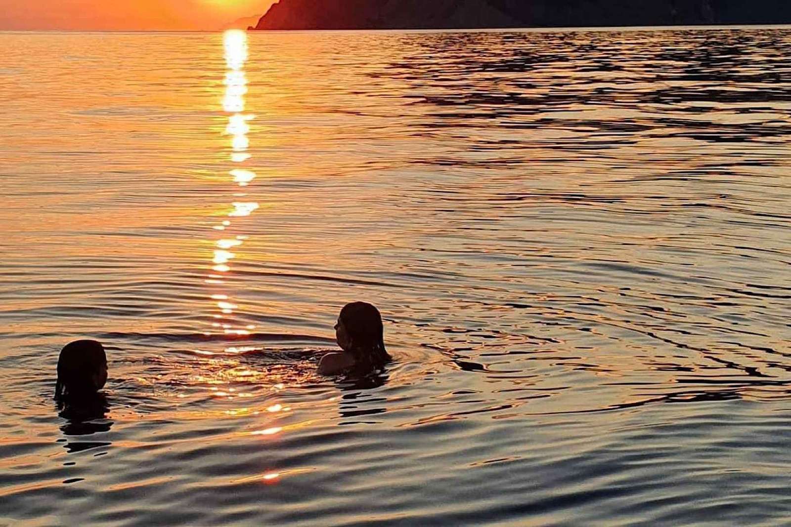 Manarola: Cinque Terre sunset cruise with aperitif on board