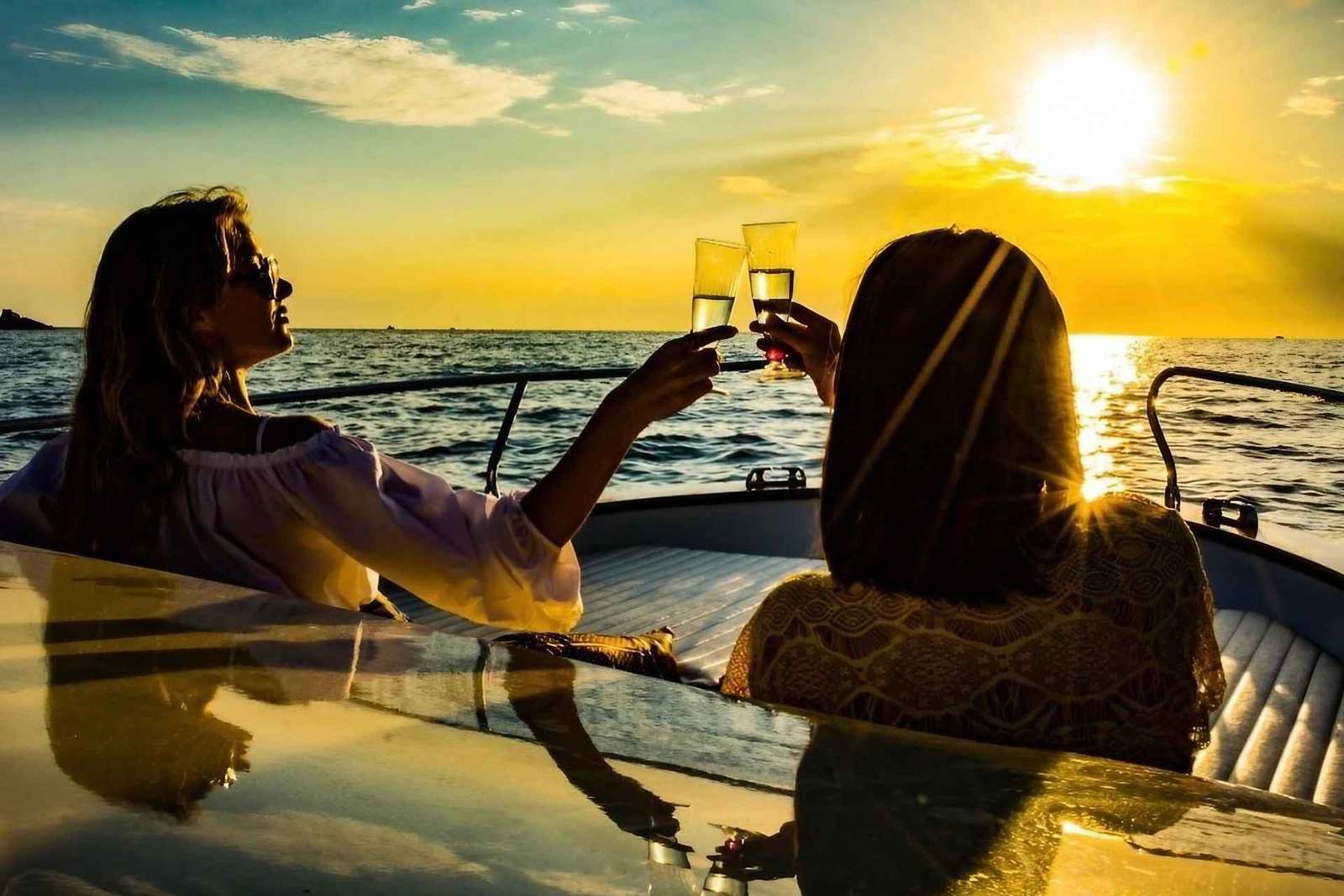 La Spezia: Tour in barca al tramonto con aperitivo e snack