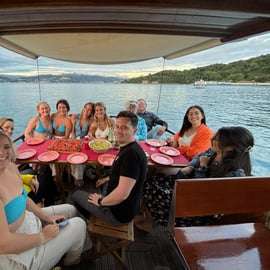 La Spezia. Aperitiv při západu slunce a večeře na lodi