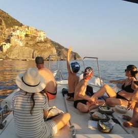 Vernazza: közös hajótúra a Cinque Terrénél panorámával és fürdőzéssel