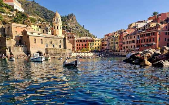 Cinque Terre: hajókirándulás snorkelinggel és falatokkal a fedélzeten