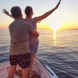 Cinque Terre Sunset Boat Tour na tradycyjnym liguryjskim gozzo