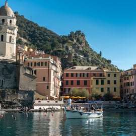 Monterosso: Cinque Terre hajókirándulás aperitivóval és fürdőzéssel