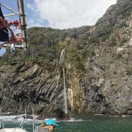 Vernazza: közös hajótúra a Cinque Terrénél panorámával és fürdőzéssel