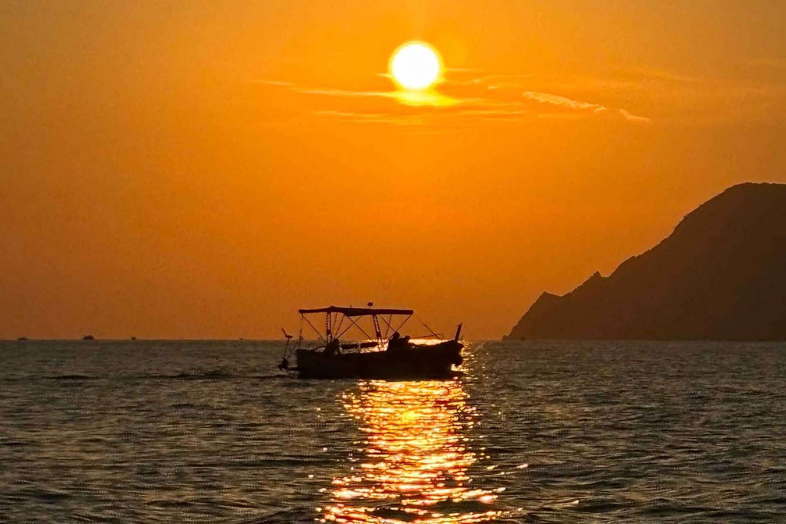 Vernazza – Cinque Terre: naplementés hajótúra aperitivóval