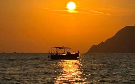 Vernazza - Cinque Terre: Sunset Boat Tour with Aperitivo