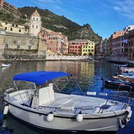 Vernazza: közös hajótúra a Cinque Terrénél panorámával és fürdőzéssel