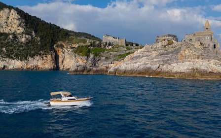 From La Spezia: Cinque Terre Boat Tour with Lunch and Drinks