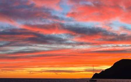 Vernazza: Cinque Terre sunset private boat tour w/ aperitivo