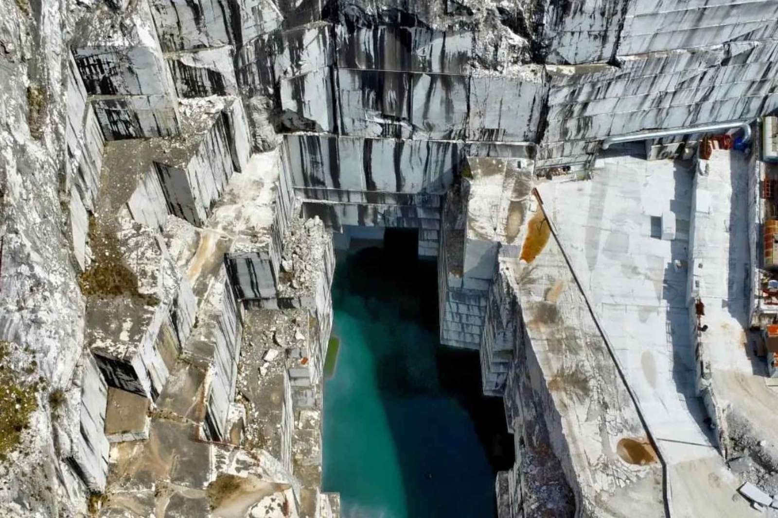 Massa Carrara: 4x4 guided tour to Cava Valsora Lake