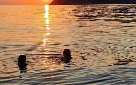 Manarola: Cinque Terre sunset cruise with aperitif on board