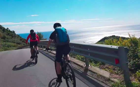 Cinque Terre e-bringás túra La Spezia városából, kisbusszal
