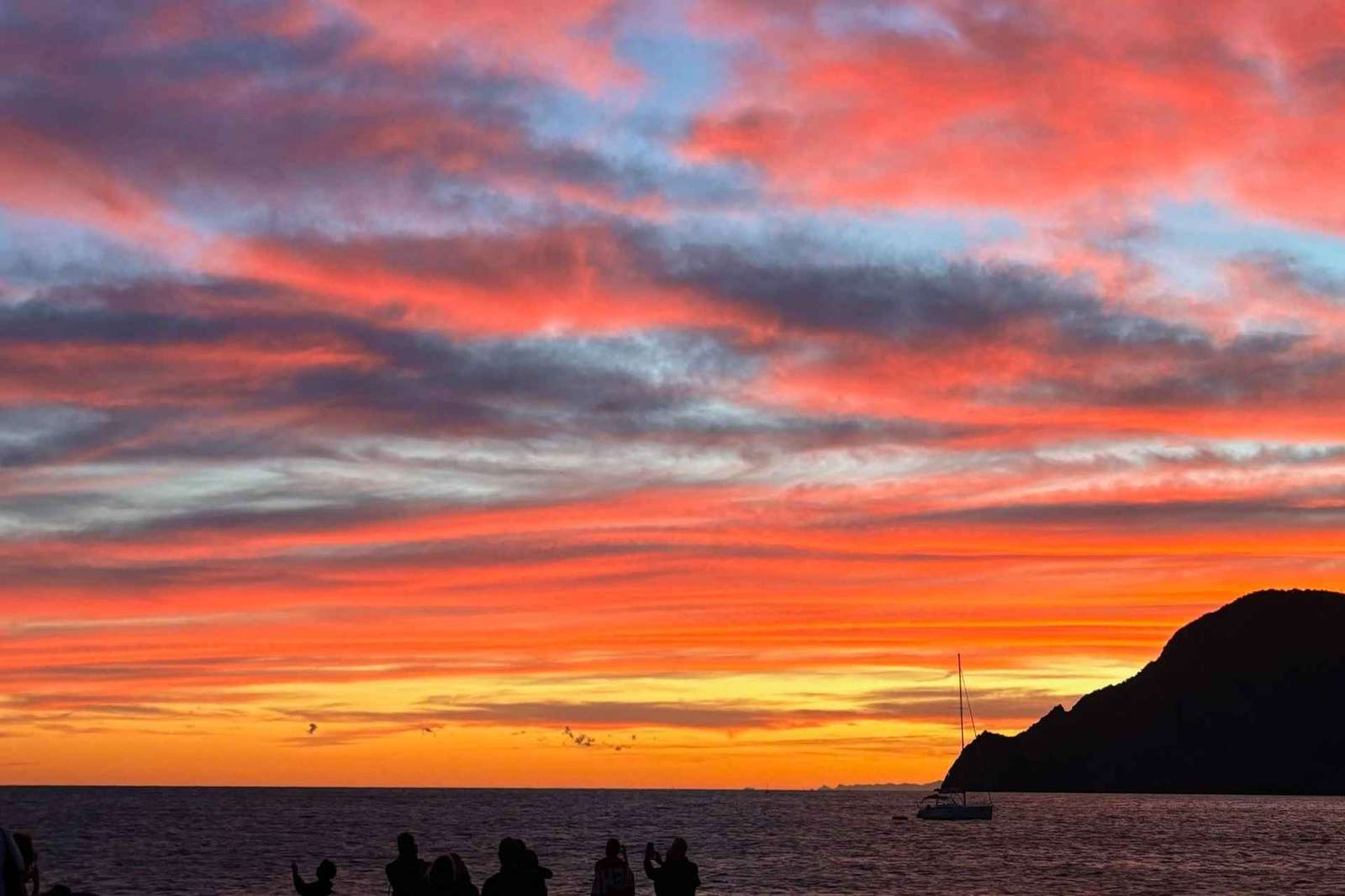 Vernazza: privát naplementés hajótúra a Cinque Terrénél aperitivóval