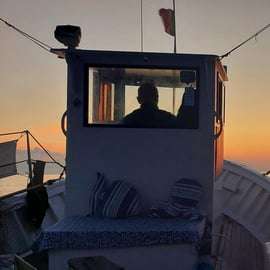 Cinque Terre Sunset Boat Tour na tradycyjnym liguryjskim gozzo