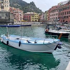 Vernazza: közös hajótúra a Cinque Terrénél panorámával és fürdőzéssel