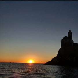 La Spezia: Tour in barca al tramonto con aperitivo e snack