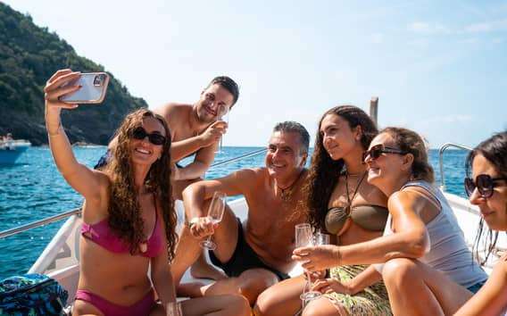 Riomaggiore: Guided Boat Tour around Cinque Terre